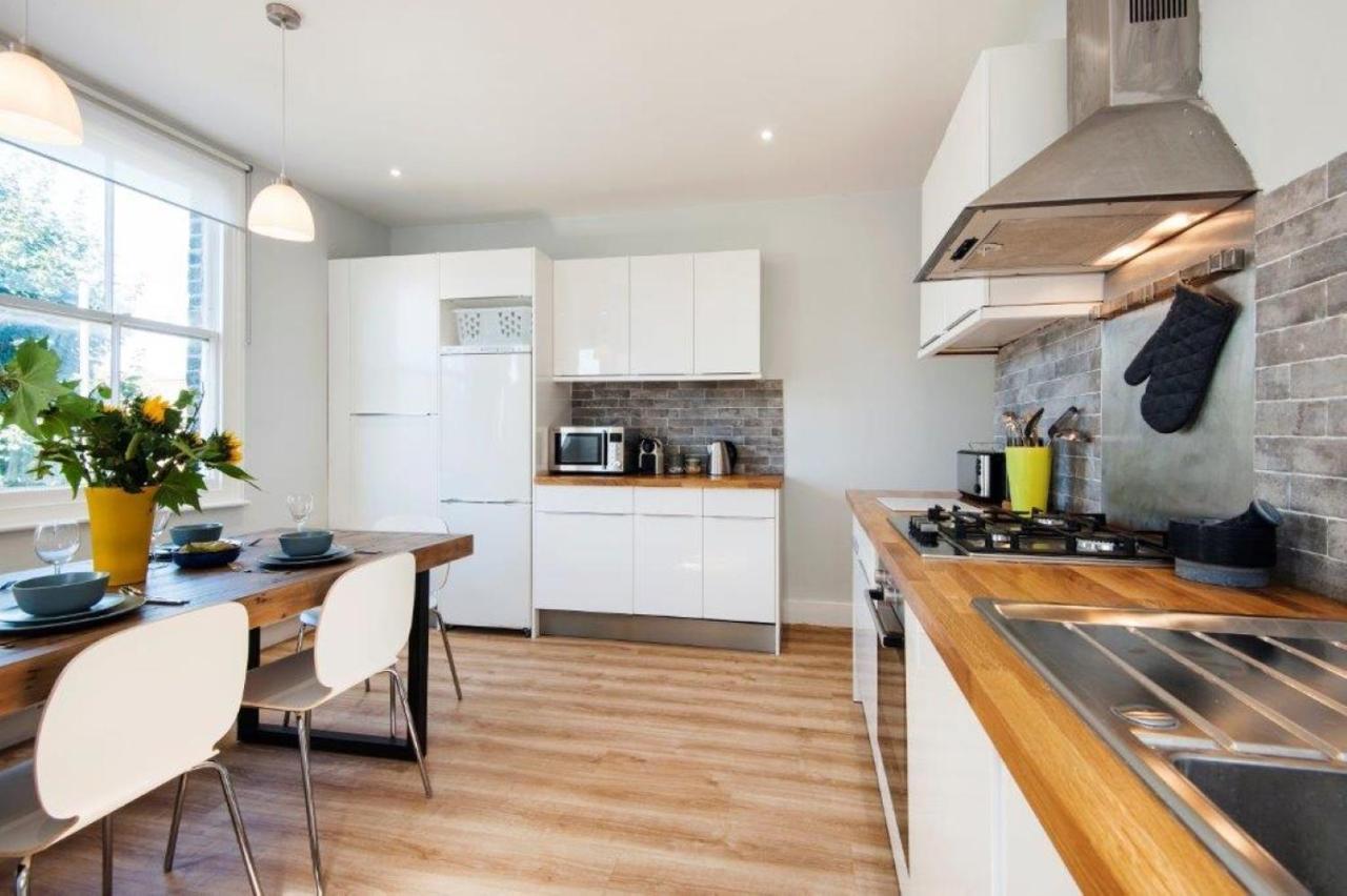 Modern Family Home In London Close To Amenities And Train Exteriör bild